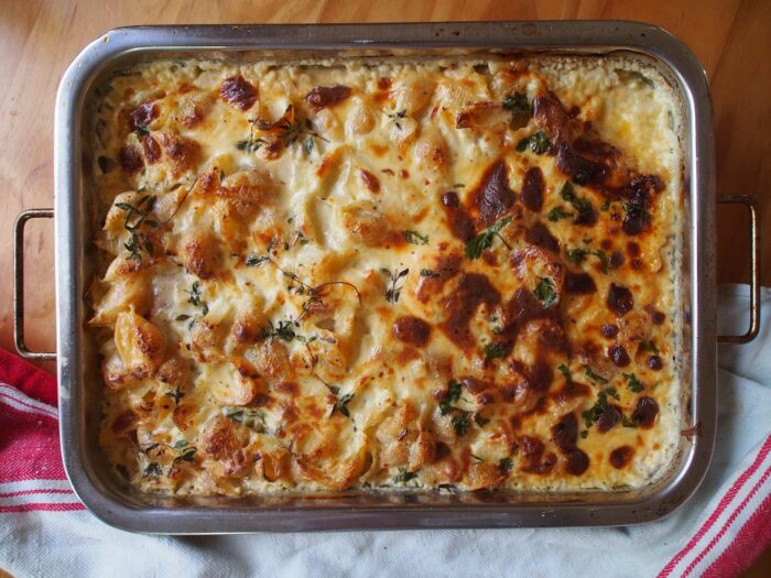 Macaroni cheese with tomato