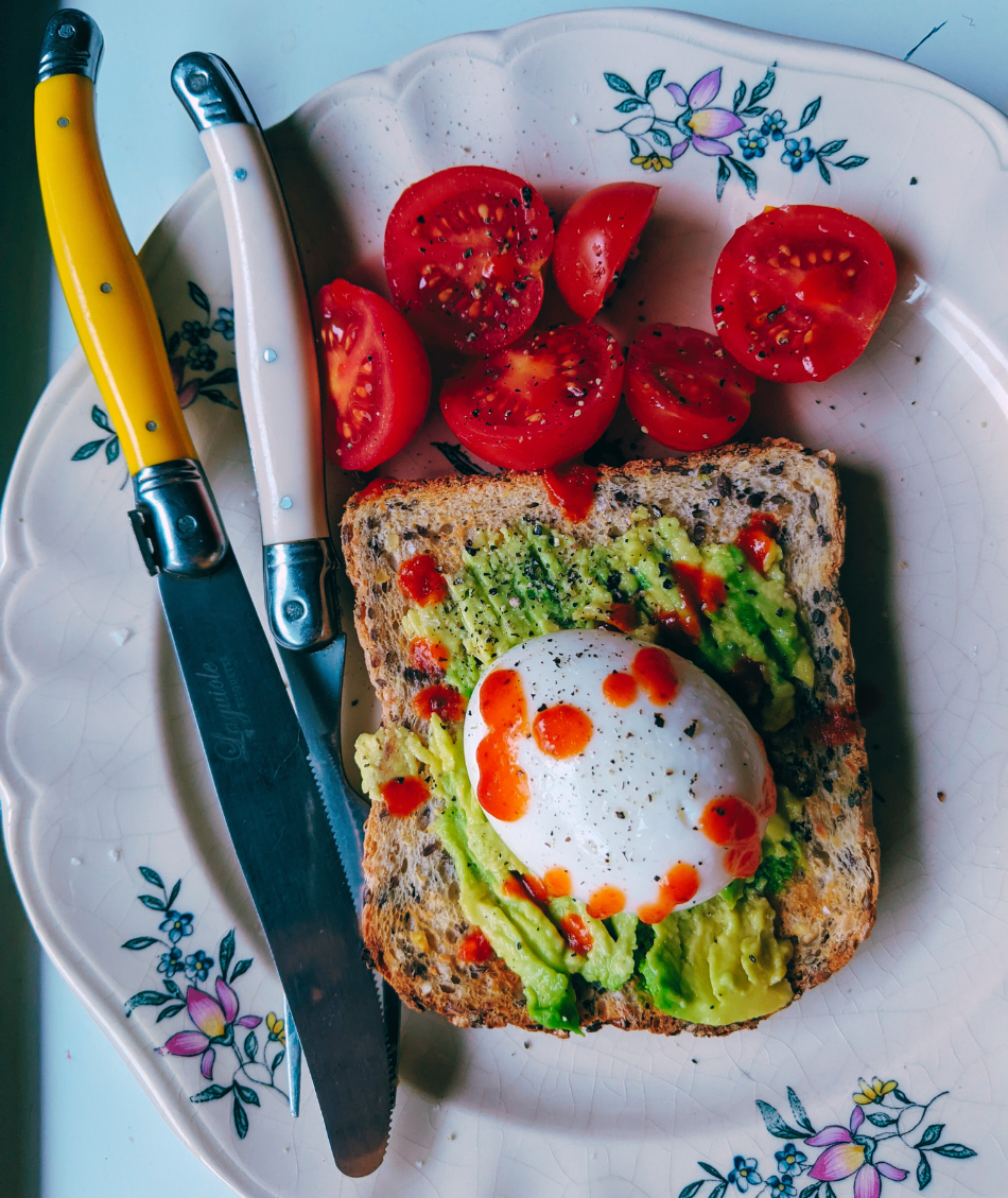 Avo and egg with tomatoes on toast